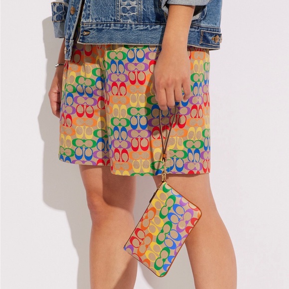 🌈 NWT Coah Small Wristlet In Rainbow Signature Canvas - Brass/Tan Natural Multi - Picture 7 of 8